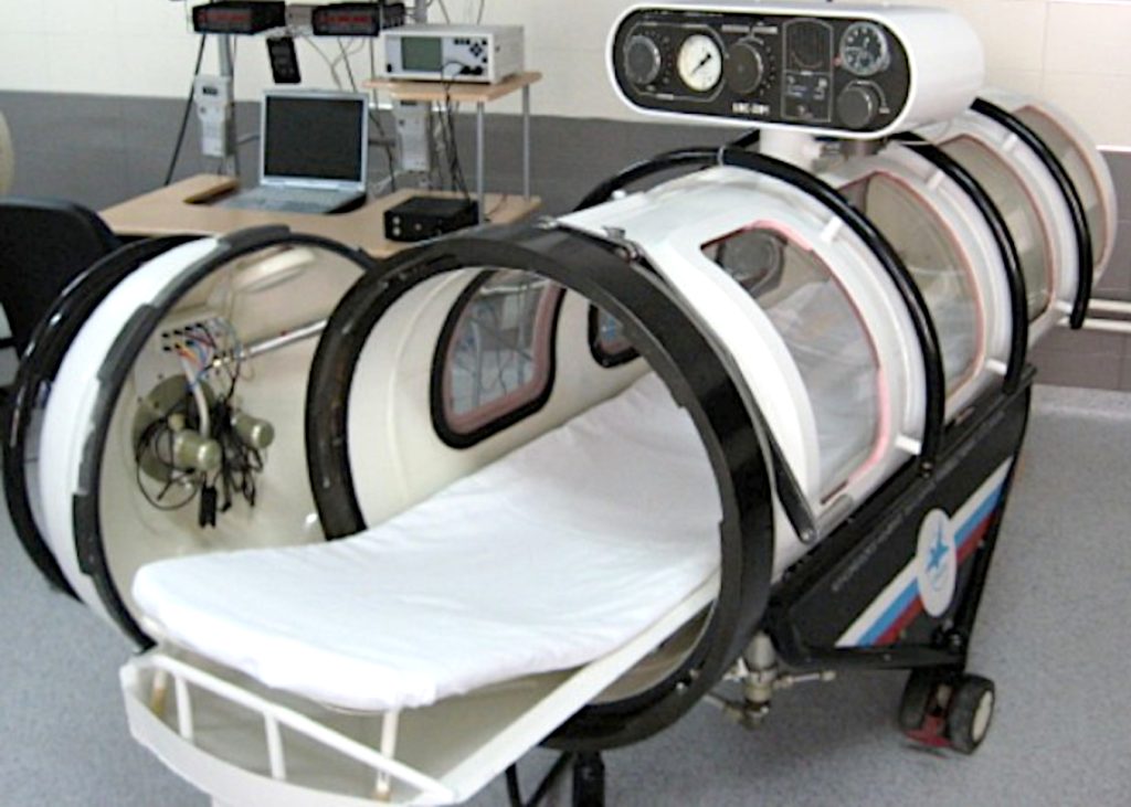 Hyperbaric oxygen therapy chamber